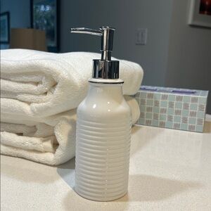 Ribbed White Ceramic Pump Bath Soap Dispenser with Silver Pump